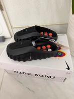 Nike Mind Slippers Maat 42 - Nieuw in Doos, Kleding | Dames, Ophalen of Verzenden, Nieuw, Zwart, Slippers