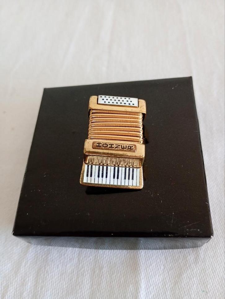 Broche Hohner accordeon, Sieraden, Tassen en Uiterlijk, Broches, Zo goed als nieuw, Overige materialen, Goud, Ophalen of Verzenden