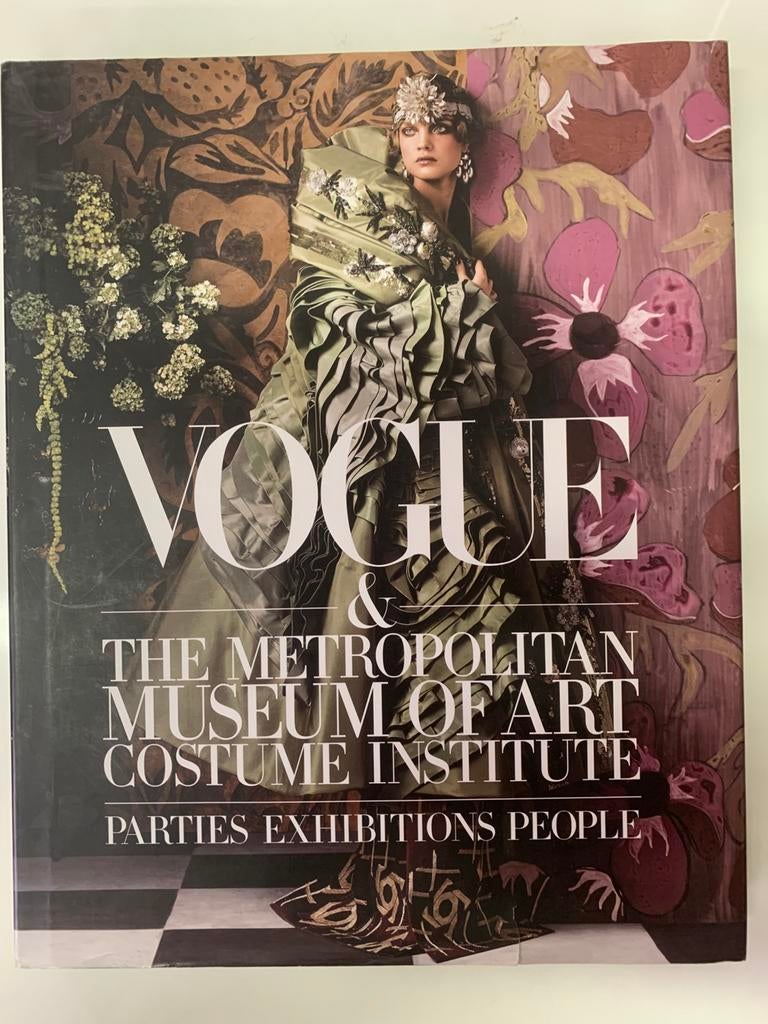 APRIL VOGUE & THE METROPOLITAN MUSEUM OF ART COSTUME INSTUTE, Boeken, Ophalen of Verzenden, Gelezen, Mode algemeen