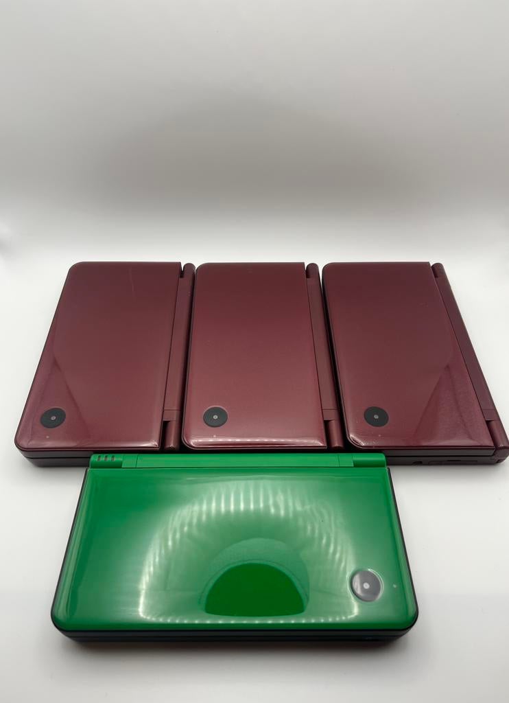 4x DSi XL Burgundy, Groen met Lader, stylus en Gratis Spel, Spelcomputers en Games, Spelcomputers | Nintendo DS, Dsi XL, Overige kleuren