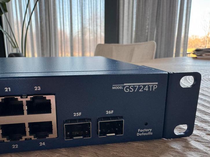 Netgear 24 poorts switch GS724TP POE, Computers en Software, Netwerk switches, Gebruikt, Ophalen of Verzenden