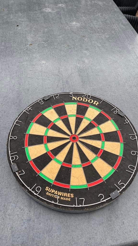Bulls Classic dartbord set met 2 sets dartpijlen 21 grams | Fun en Feest