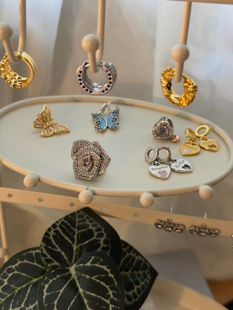 Pandora bedel Lelie bloem goudkleurig, Overige materialen, Verzenden, Pandora, Zo goed als nieuw