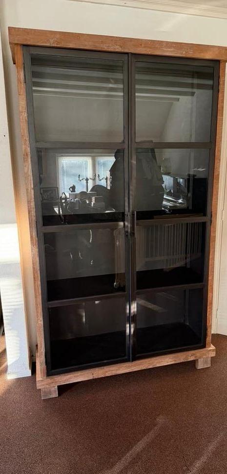 Teak houten vitrinekast met stalen deuren, Huis en Inrichting, Kasten | Vitrinekasten, Ophalen, Gebruikt, 100 tot 150 cm, 200 cm of meer