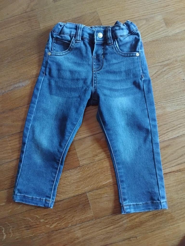 Spijkerbroek met elastiek in de taille – zo goed als nieuw, Kinderen en Baby's, Babykleding | Maat 86, Ophalen of Verzenden, Nieuw