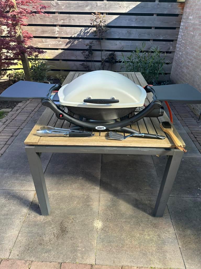 Weber q 2000 titanium gasbarbeque, Tuin en Terras, Gasbarbecues, Ophalen, Zo goed als nieuw