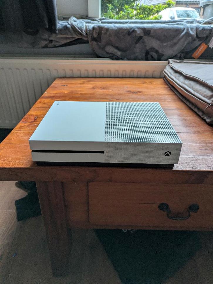 Xbox One S 1TB + Games & Controller, Spelcomputers en Games, Games | Xbox One, Gebruikt, Avontuur en Actie, 1 speler, Vanaf 3 jaar
