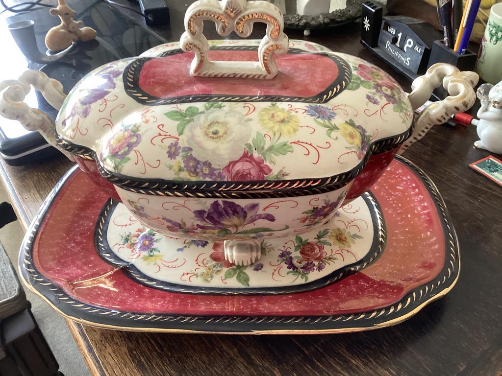 Terrine met onderbord // Belgie  chipjes af van onderbord, Ophalen of Verzenden