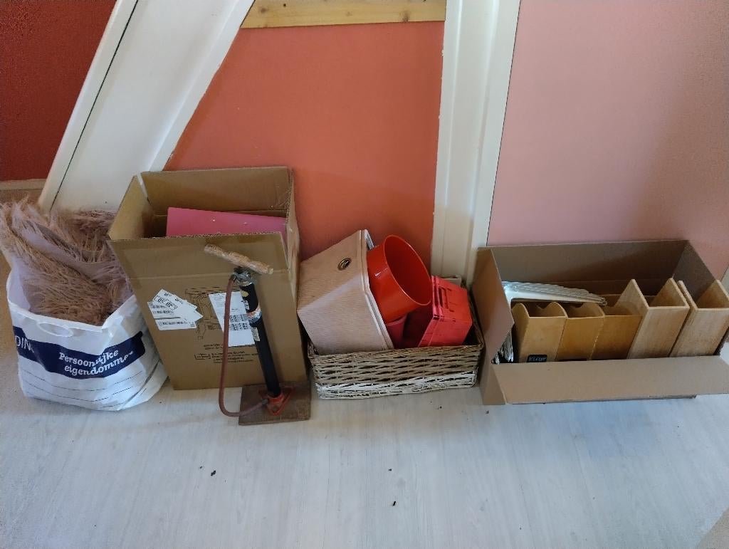 Dozen en tas met roze spullen, Ophalen, Gebruikt