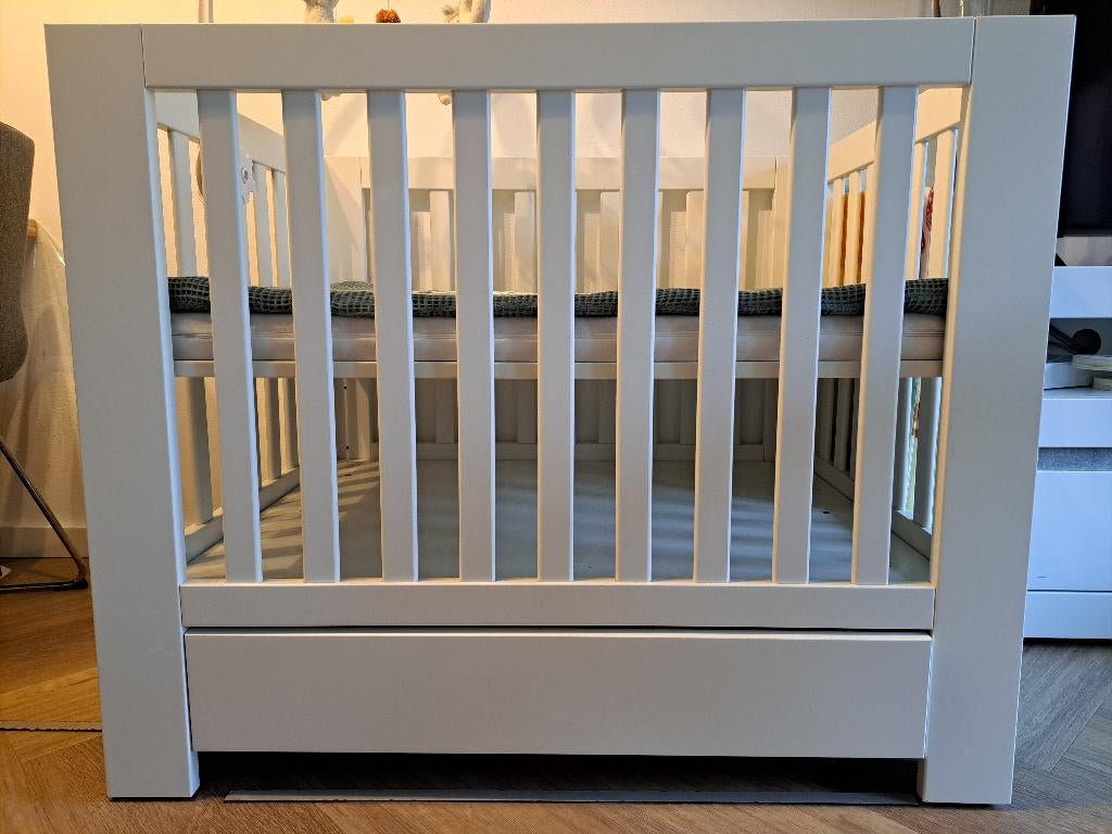 Kidsmill Alaska box met lade wit hoogglans + matras, Kinderen en Baby's, Boxen, Ophalen, Gebruikt, Rechthoekig, In hoogte verstelbaar