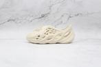 Yeezy Foam Runner Sand | Maat 40, Kleding | Heren, Schoenen, Ophalen of Verzenden, Nieuw, Overige kleuren