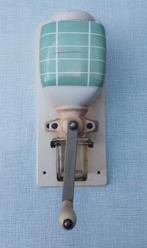 Oude koffiemolen, wandkoffiemolen, Zassenhaus, Ophalen