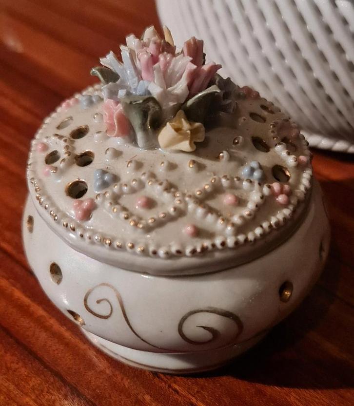 Vintage Porseleinen Sieradendoosje met 3D Bloemen, Antiek en Kunst, Antiek | Keramiek en Aardewerk, Ophalen of Verzenden