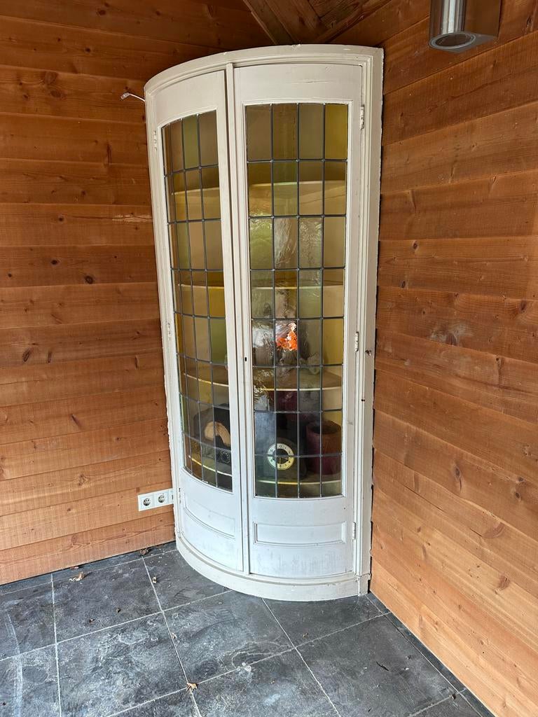 Oude ronde hoekkast uit jaren '50 met glas in lood, Ophalen of Verzenden