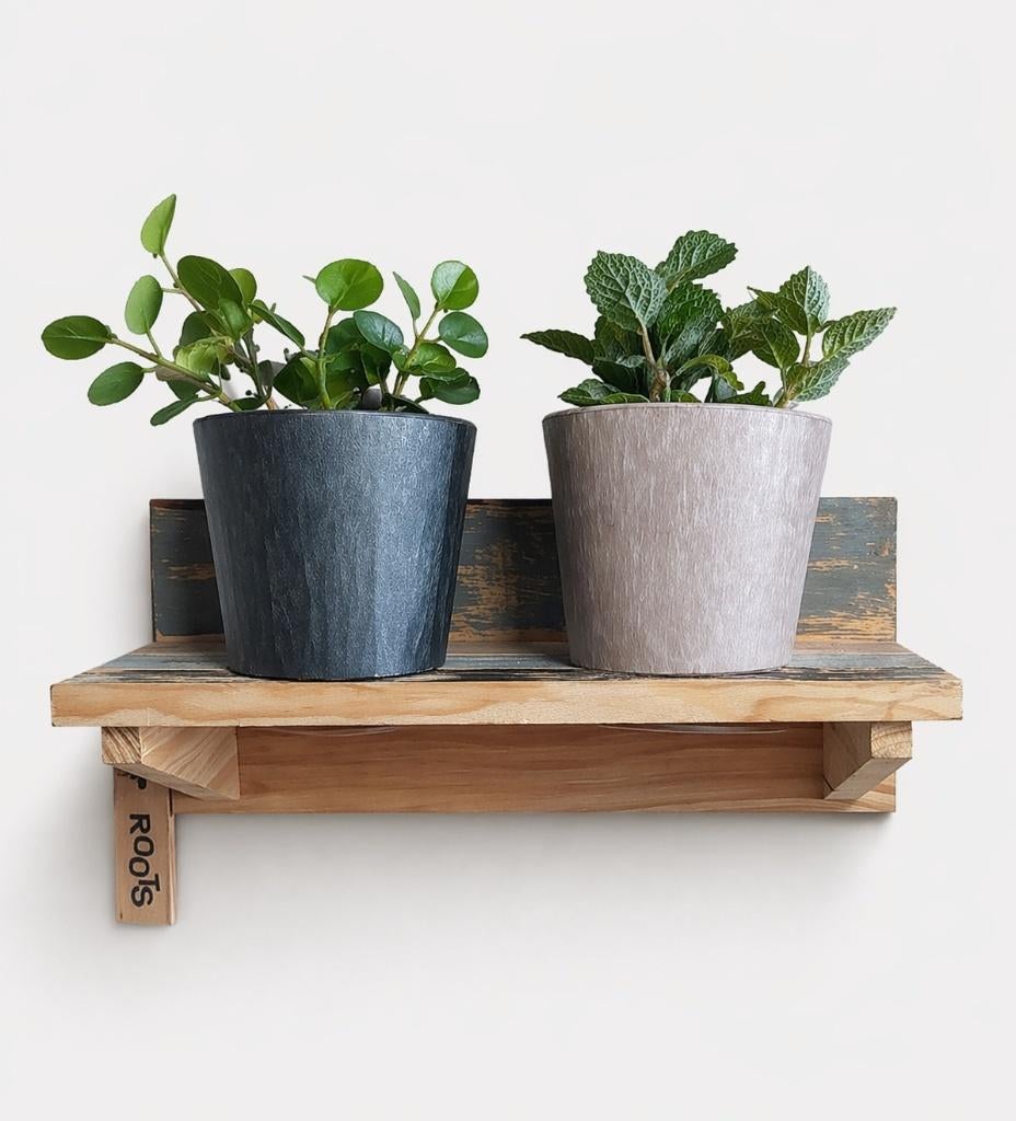 Partij houten wandrekken met twee plantenpotten