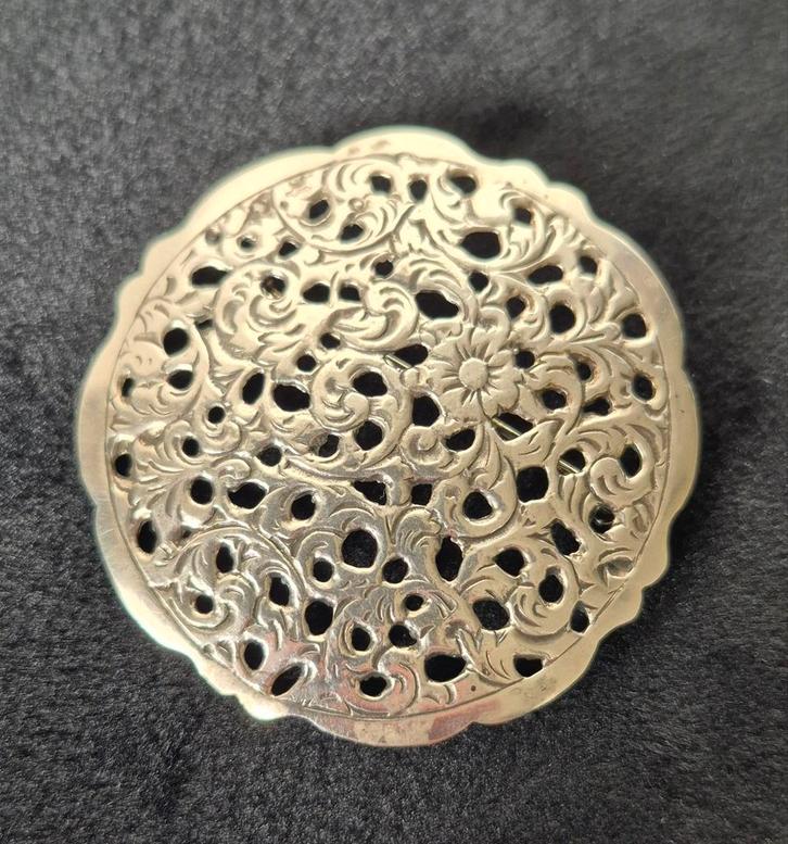 Antieke opengewerkte zilveren broche met bloemen patroon, Sieraden, Tassen en Uiterlijk, Broches, Zo goed als nieuw, Zilver, Zilver