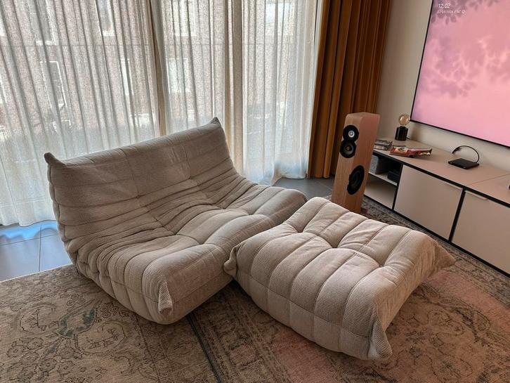 Togo Ligne Roset 2-zit + poef, Huis en Inrichting, Banken | Sofa's en Chaises Longues, Zo goed als nieuw, Eenpersoons, Minder dan 150 cm