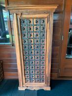 Oude kast met metalen details plus drie kisten, Antiek en Kunst, Ophalen of Verzenden