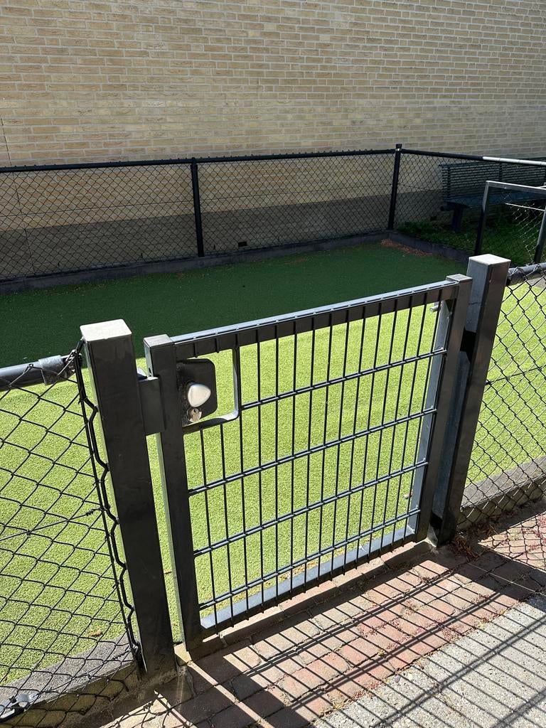 Sportveldje 4x7m met hek, kunstgras en goaltjes, Ophalen, Met poort, Gebruikt, Gaashekwerk
