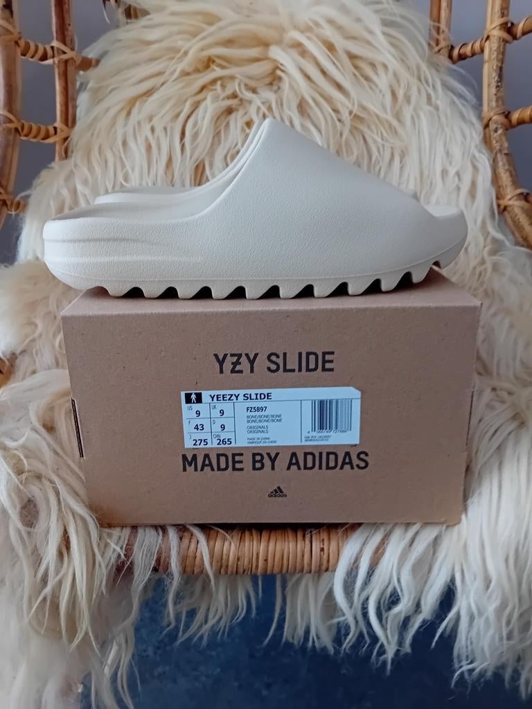 Yeezy Slide Bone - Maat 43 - Geheel nieuw!, Kleding | Heren, Schoenen, Ophalen of Verzenden, Nieuw, Slippers