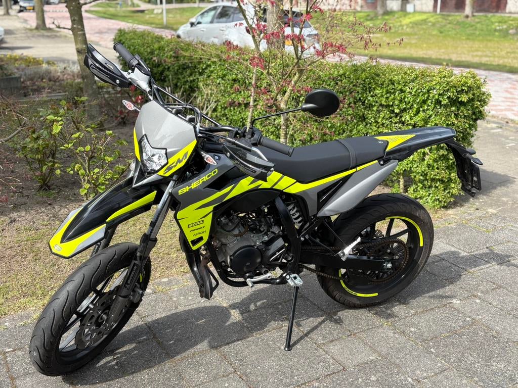 Sherco SM-R 50 schakel brommer zgan, Fietsen en Brommers, Brommers | Derbi, Zo goed als nieuw, Maximaal 45 km/u, Ophalen