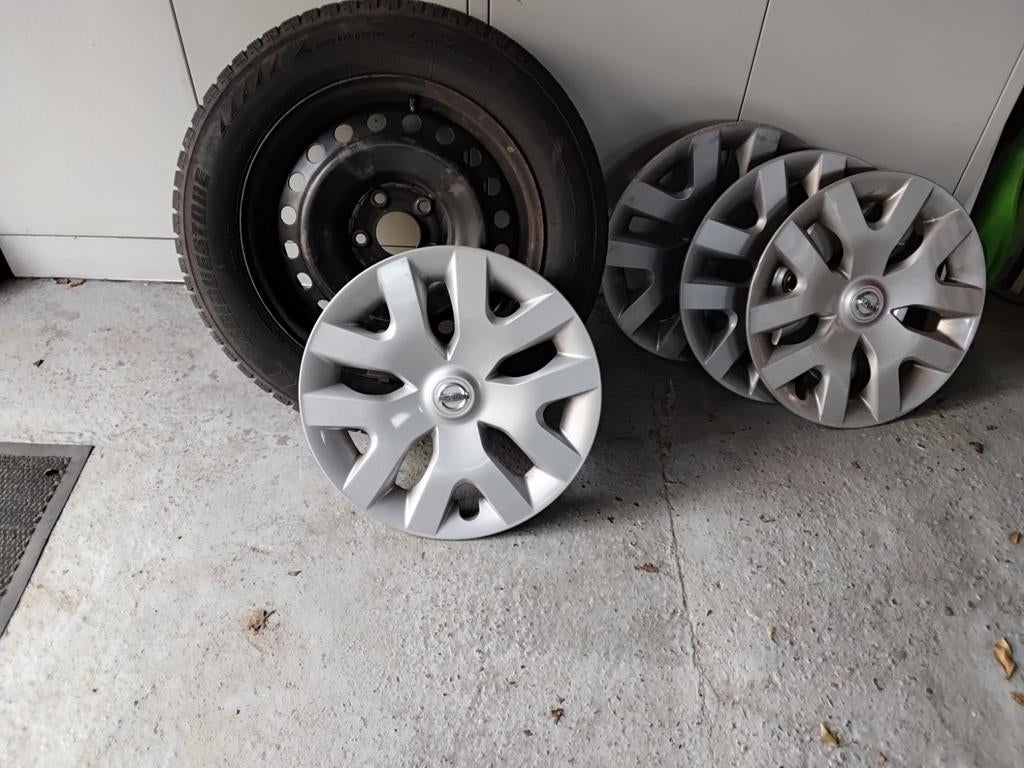 4 Winterbanden op 16 inch wielen met Nissan wieldoppen, Gebruikt, 16 inch, Banden en Velgen, Winterbanden