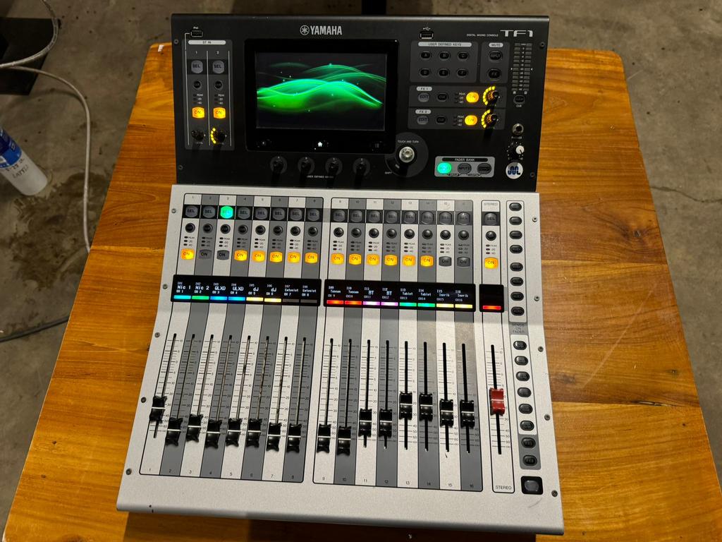 Yamaha TF1 Digitale Mixer - Compact en Krachtig, Muziek en Instrumenten, Mengpanelen, Ophalen, Zo goed als nieuw, 20 kanalen of meer