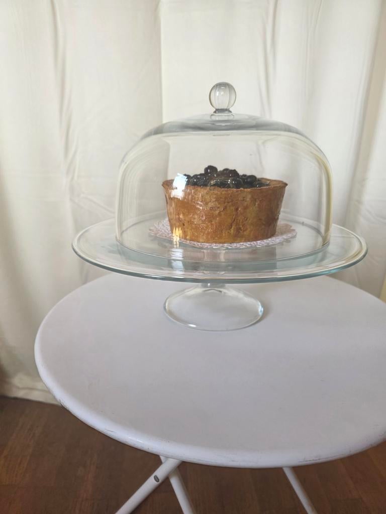 Glazen taartschaal op voet met stolp - kersenbrooddeeg, Huis en Inrichting, Woonaccessoires | Schalen en Manden, Schaal, Rond