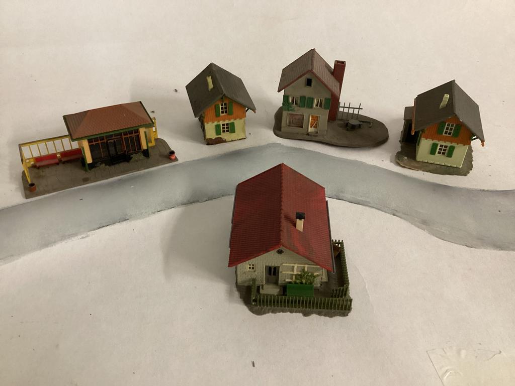 Treinhuisjes bergdorp met bushalte vintage 5 stuks H0 schaal, Verzenden, Gebruikt, Brug, Tunnel of Gebouw, Overige merken