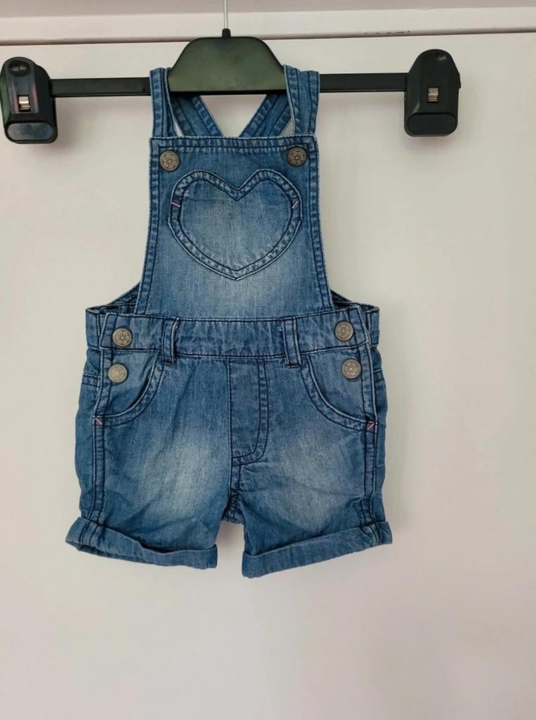 Tuinbroek met een hartje - maat 62, Kinderen en Baby's, Babykleding | Maat 62, Broekje, Meisje, Ophalen of Verzenden, Zo goed als nieuw