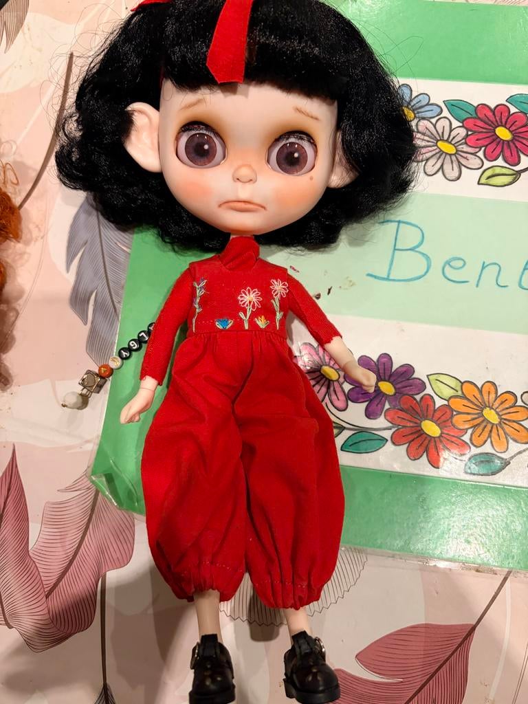 Blythe popje in rode outfit - Uniek en aanpasbaar, Ophalen of Verzenden, Gebruikt, Overige typen