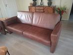 Bruine leren tweezitsbank, Ophalen, Zo goed als nieuw, 75 tot 100 cm, 150 tot 200 cm
