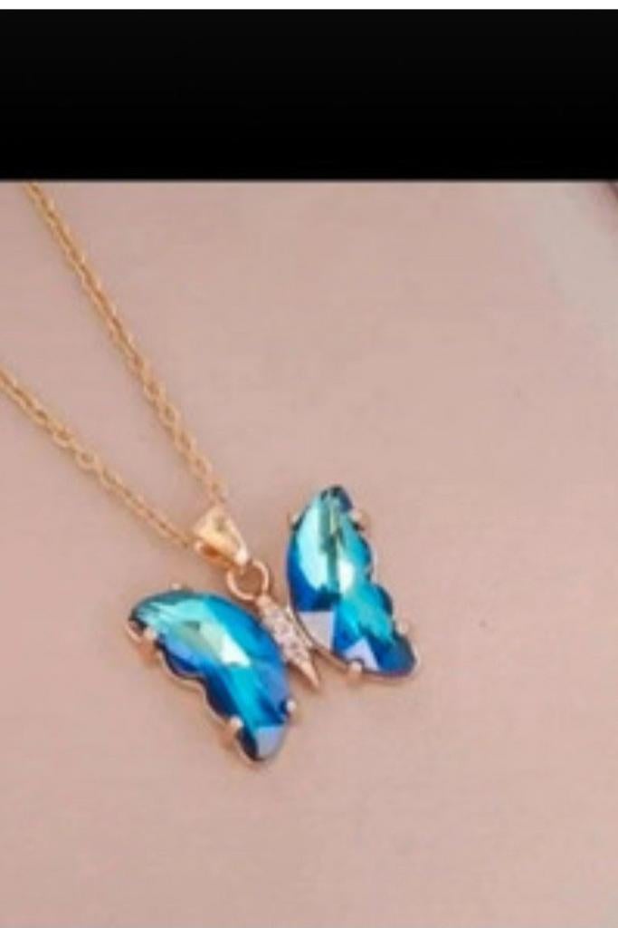 Nieuwe Gouden Ketting met Blauwe Kristallen Vlinder Hanger, Overige materialen, Met strass, Nieuw, Ophalen of Verzenden