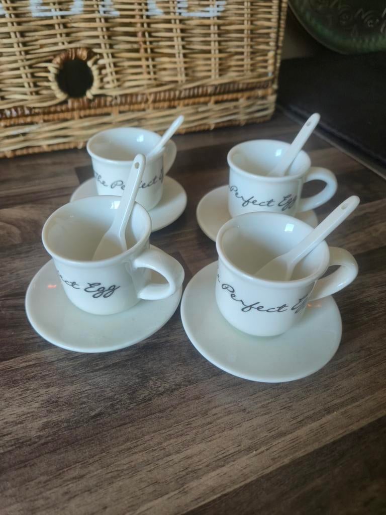Set van 4  eierdopjes met lepeltjes van rivera maison, Huis en Inrichting, Keuken | Servies, Overige typen, Ophalen of Verzenden