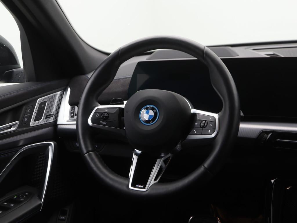 BMW iX2 xDrive30 67 kWh (bj 2025, automaat), Auto's, BMW, Automaat, Zwart, Met garantie (alle), Zwart