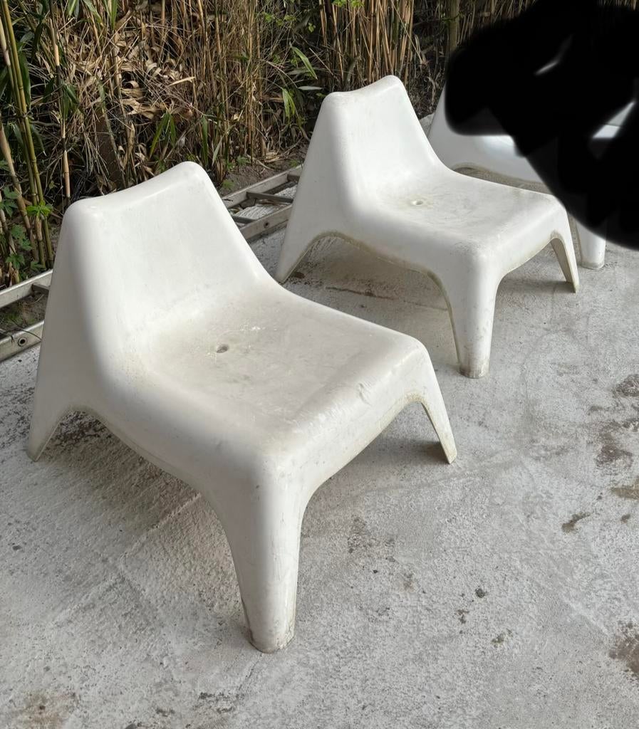 2 Ikea Vago adult stoelen loungestoelen witte kunststof, Tuin en Terras, Tuinstoelen, Ophalen, Zo goed als nieuw, Kunststof, Stapelbaar