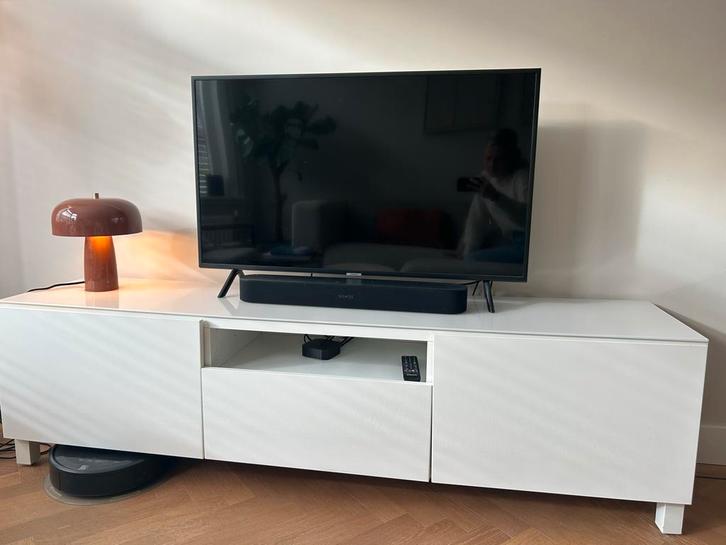 Wit IKEA Besta TV meubel met glasplaat, Huis en Inrichting, Kasten | Televisiemeubels, Gebruikt, Minder dan 100 cm, 100 tot 150 cm