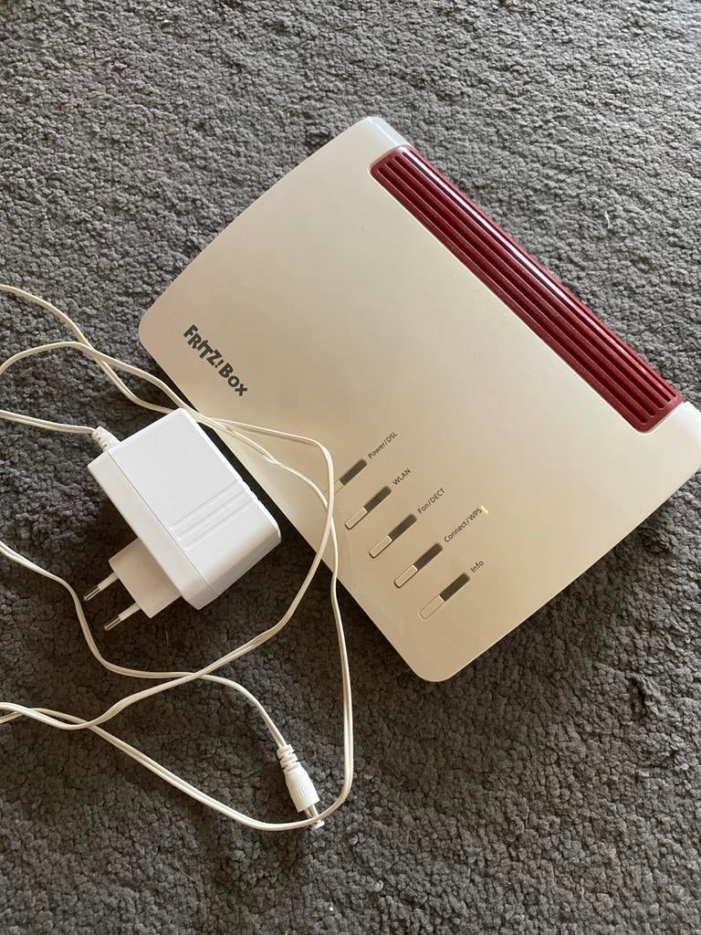 Fritz!Box 7590 router met voeding, Computers en Software, Routers en Modems, Ophalen of Verzenden, Gebruikt, Router met modem