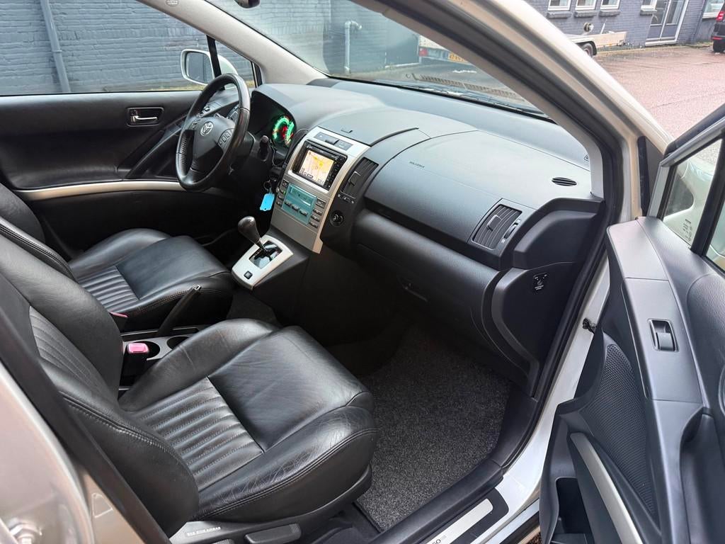 Toyota Verso 1.8 VVT-i Luna 7p. Leer Navigatie PDC LUXE UITV, Auto's, Toyota, Gebruikt, Zwart, 4 cilinders, 129 pk