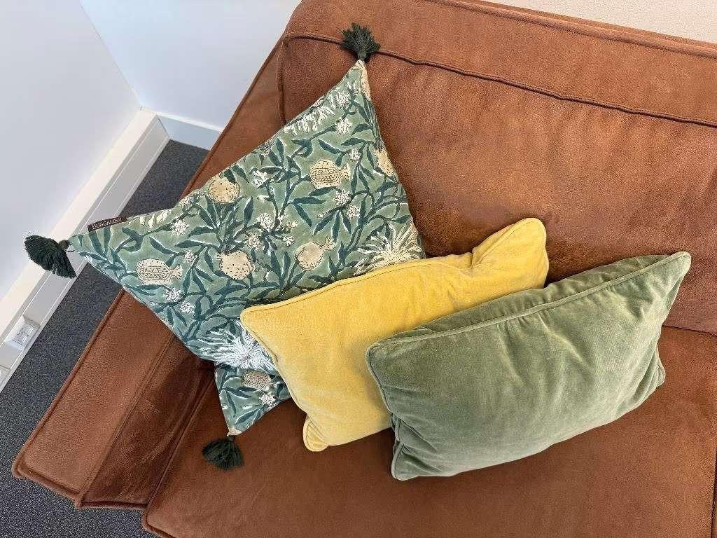 Rechthoekige geel en groen velvet kussen + gebloemd, Huis en Inrichting, Ophalen of Verzenden, Zo goed als nieuw, Groen, Vierkant