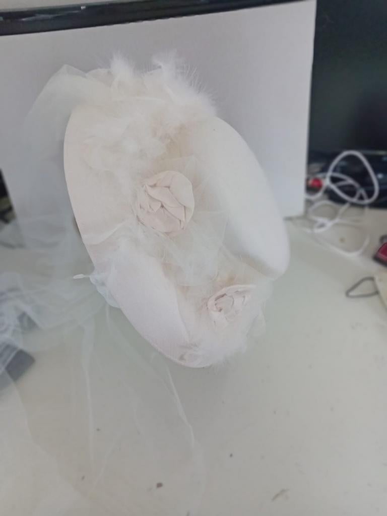 Stijlvolle en klasieke  bruidshoed met sluier en veren, Overige kleuren, Ladybird, Nieuw, Ophalen of Verzenden