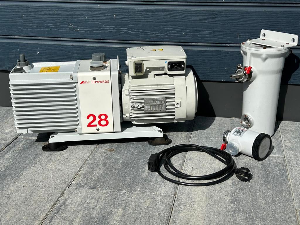 Edwards E2M28 vacuumpomp, Ophalen, Gebruikt