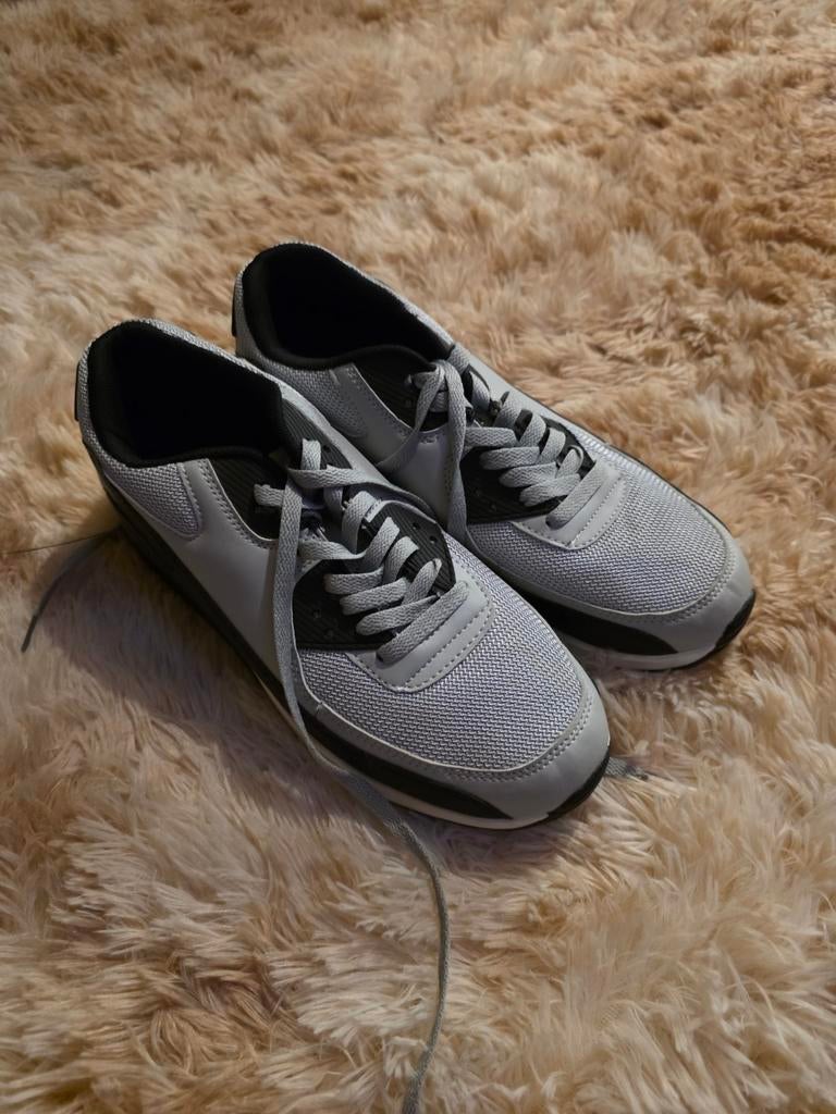 Heren sneakers maat 44 - Slechts één keer gedragen, Ophalen of Verzenden, Zo goed als nieuw, Overige kleuren, Sneakers of Gympen