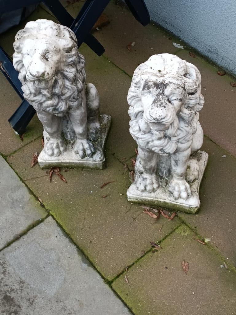 Twee stenen leeuwen voor in de tuin, Ophalen, Gebruikt, Steen