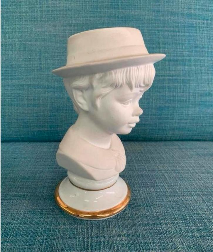 Beeld Sanbo Spaans porseleinen beeld jongen., Verzamelen, Beelden en Beeldjes, Ophalen of Verzenden