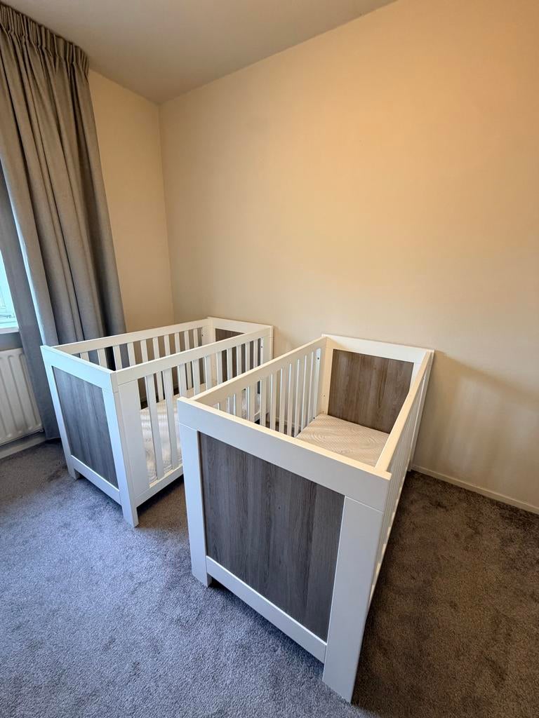 Twee ledikantjes met lichte gebruikerssporen, Kinderen en Baby's, Babywiegjes en Ledikanten, Ophalen of Verzenden, Gebruikt, Ledikant
