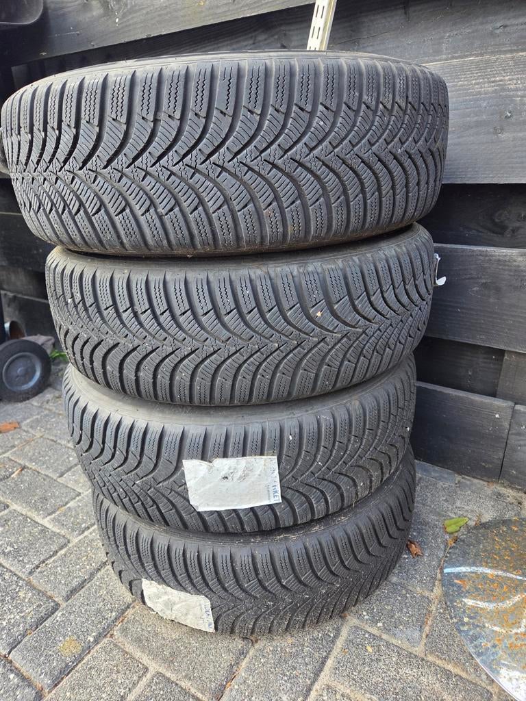 Hankook winterbanden op stalen velg - VW Polo, Auto-onderdelen, Banden en Velgen, Ophalen, Gebruikt, 15 inch, Banden en Velgen