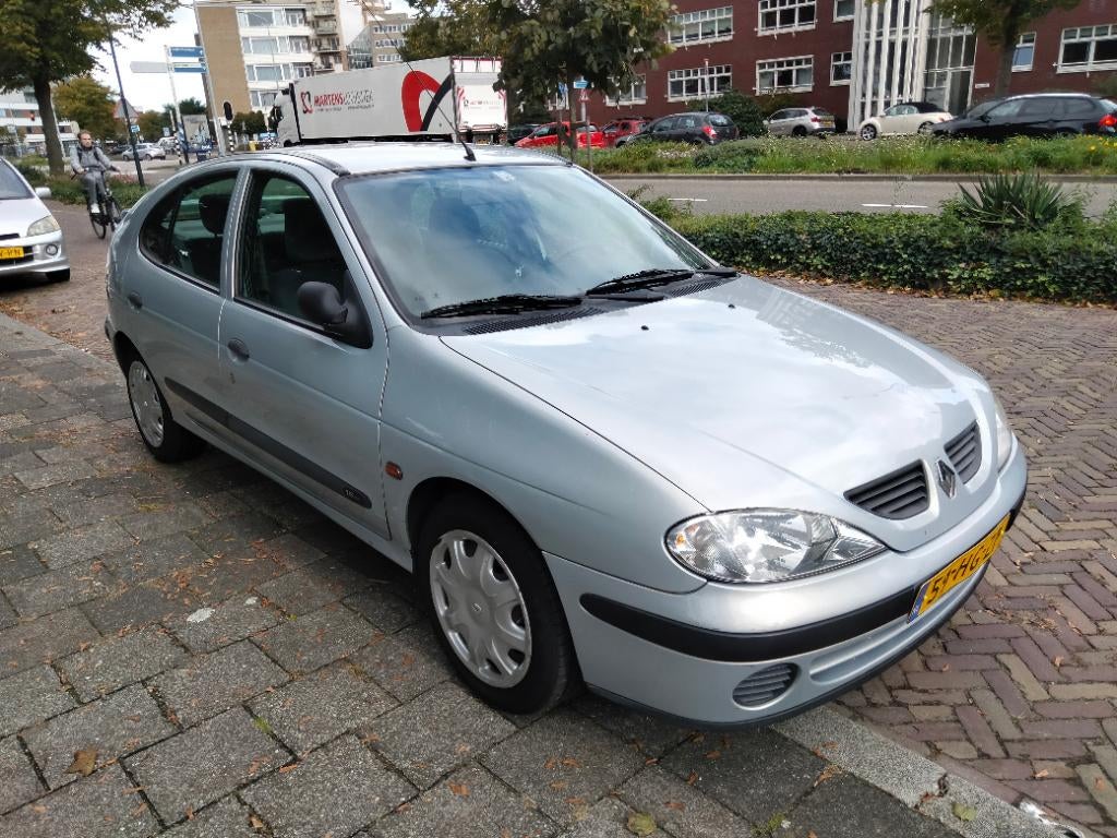 Renault Mégane 1.6 16V Auth HB 2001 Grijs, Auto's, Voorwielaandrijving, Stof, 1250 kg, 49 €/maand