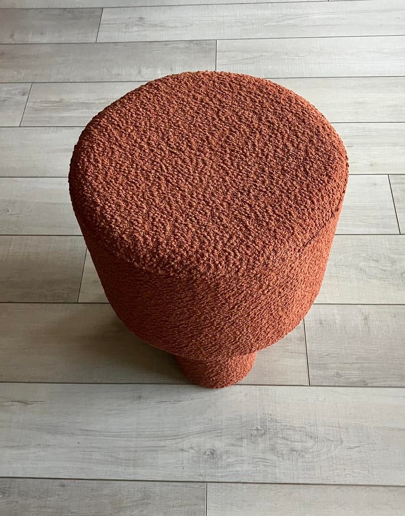 Terra kleurige poef met drie poten - 45x40 cm, Ophalen, Minder dan 50 cm, Rond, Zo goed als nieuw