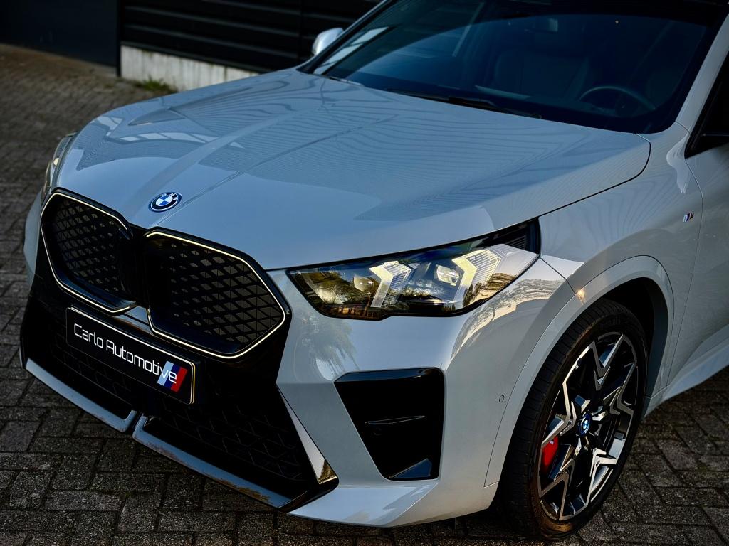 BMW iX2 eDrive 67kWh M-SPORT PRO PANO|HUD|HK|360|MEMORY VOL!, Auto's, 478 km, 750 kg, 180 min, 204 pk